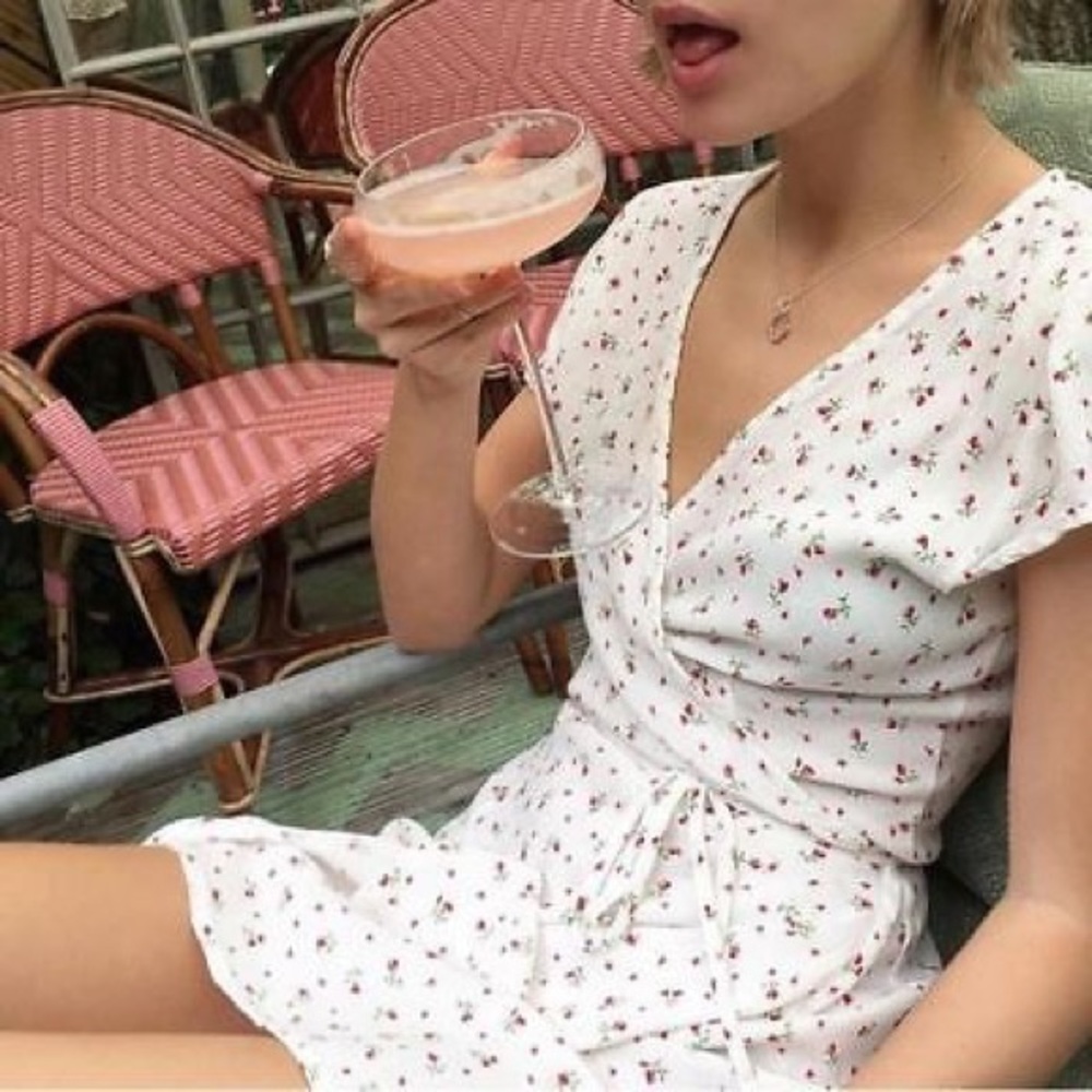 WHITE FLORAL BRANDY MELVILLE WRAP DRESS